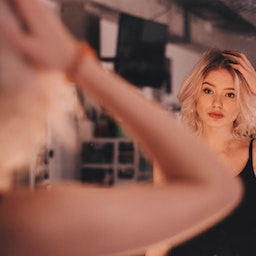 Femme blonde se regardant dans le miroir